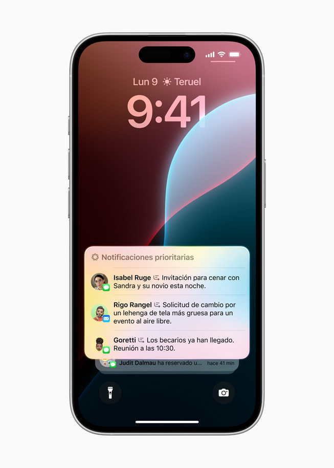 Un iPhone?16 muestra una lista de Notificaciones Prioritarias, que incluyen una invitación a una cena, una solicitud de cambio y una reunión.  