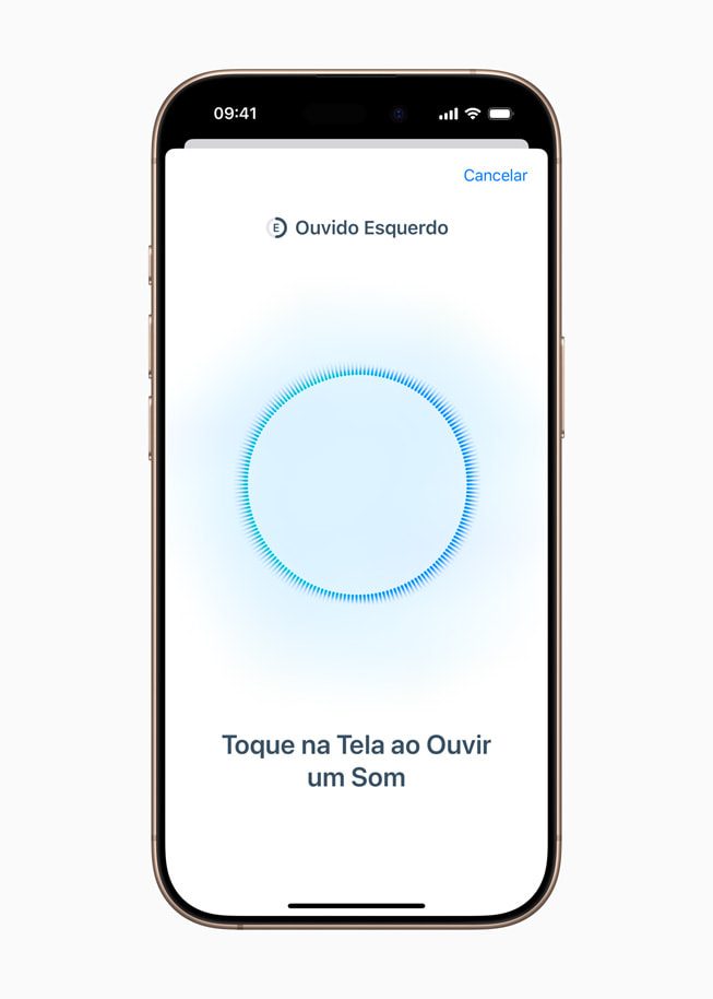 Um iPhone 16 Pro mostra uma tela do recurso Teste de Audi??o com a seguinte instru??o: Toque na tela quando ouvir um tom.