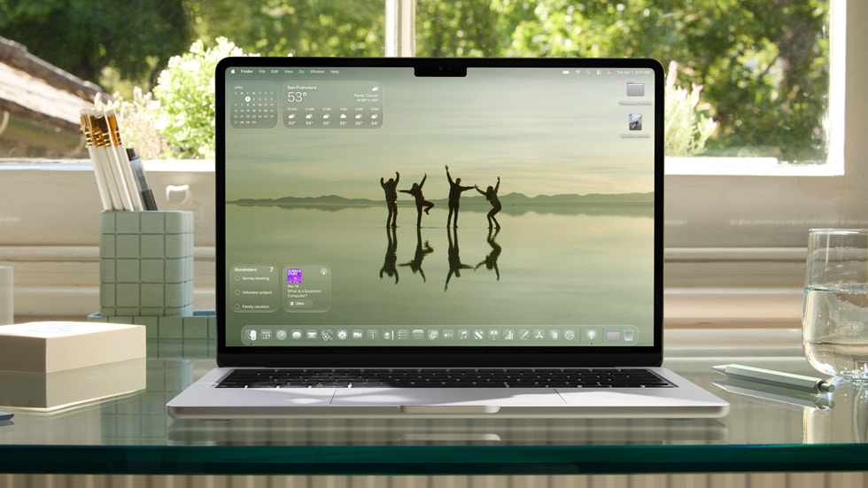 Ein 13" MacBook Air zeigt den Schreibtisch mit einem klaren Look.