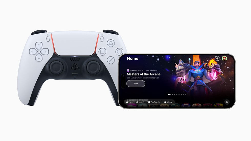Une manette blanche et un iPhone 16 Pro sur lequel s’affiche l’app Apple Games. 