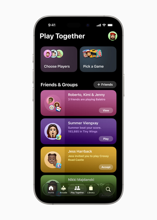 L’onglet Play Together de l’app Apple Games s’affichant sur iPhone 16 Pro.