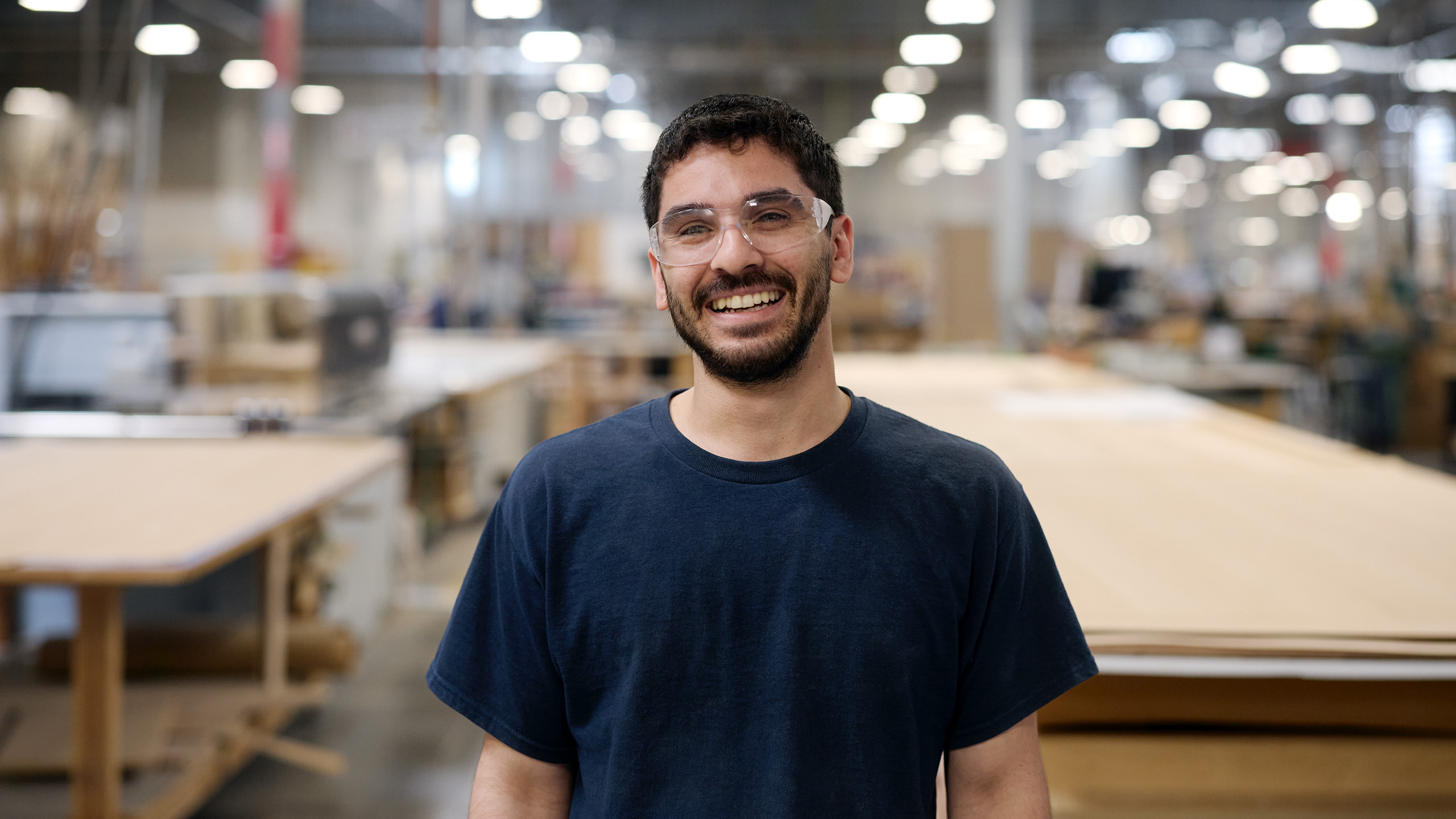 Un empleado de un proveedor, con gafas de protección, en una fábrica.