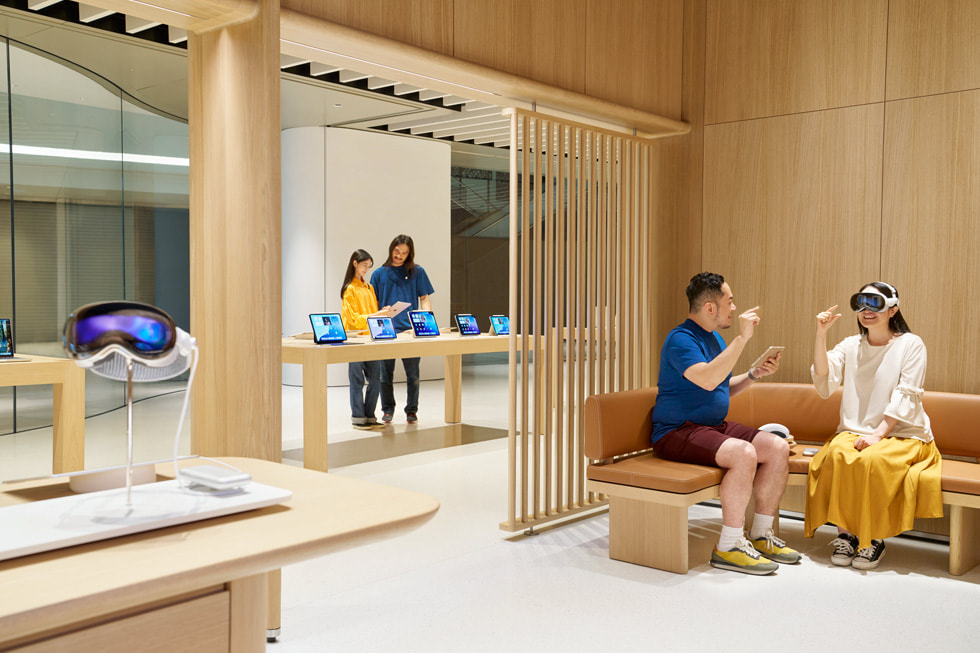 Apple 梅田で、Apple Vision Proについてお客様のお手伝いをしているAppleチームメンバー。
