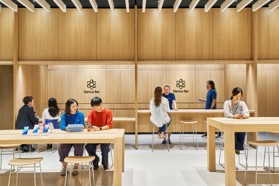 Apple 梅田の店內(nèi)にあるGenius Bar。