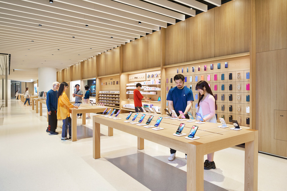 Apple 梅田の店內(nèi)にいるチームメンバーとお客様。