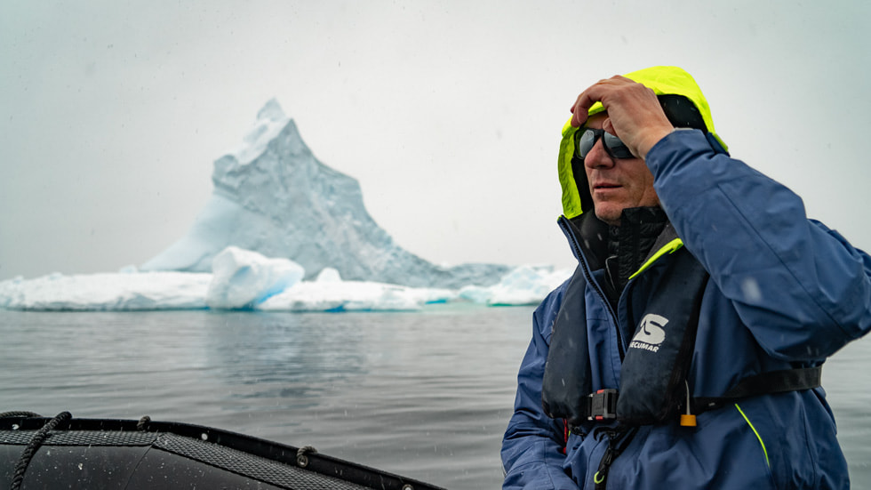 《Journey to Antarctica to Find Emperor Penguins》畫(huà)面，人物為 CNN 記者 Bill Weir。