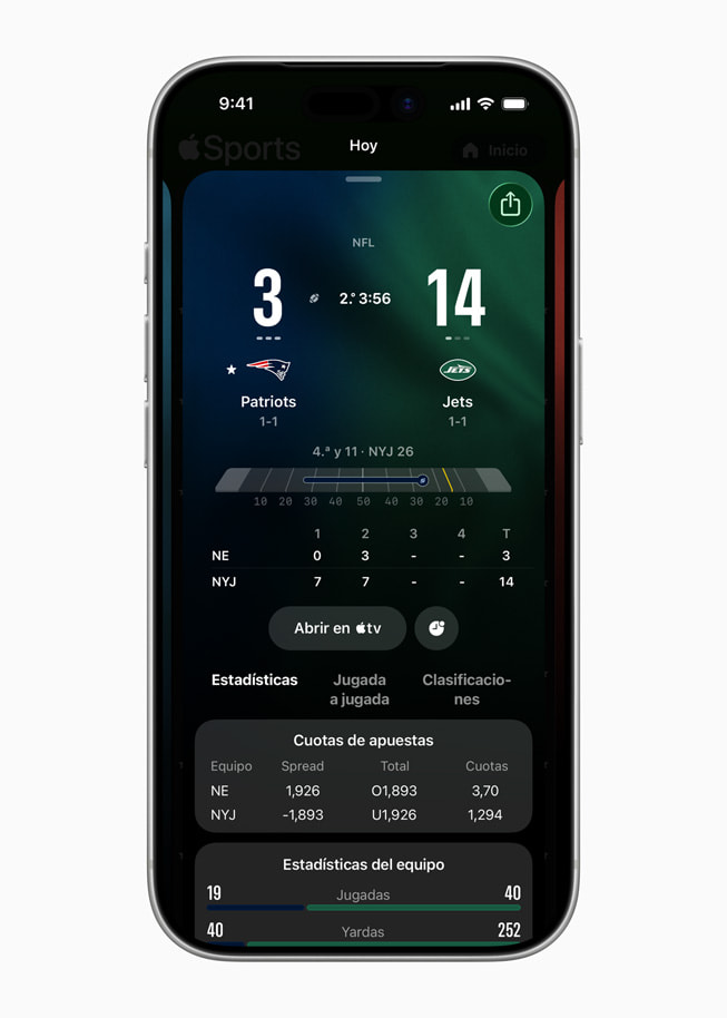 Un iPhone?17?Pro muestra una pantalla de Apple?Sports, donde se ve un partido de la NFL con marcador en directo, cuotas de apuestas y estadísticas de los equipos.
