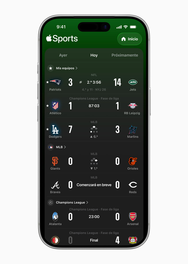 Un iPhone?17?Pro muestra una pantalla de Apple?Sports con varios partidos de diferentes ligas.
