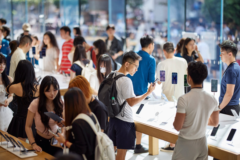 上海 Apple 南京東路零售店內，顧客探索最新 iPhone 產品陣容。