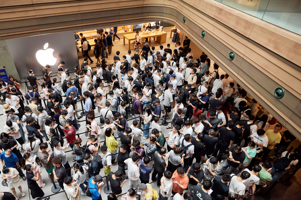 俯拍相片，展示上海 Apple 南京東路零售店的顧客絡繹不絕。
