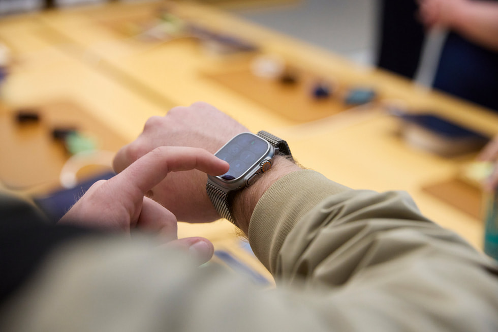 澳洲 Apple Sydney 零售店內，一位顧客試用 Apple Watch Ultra 3。