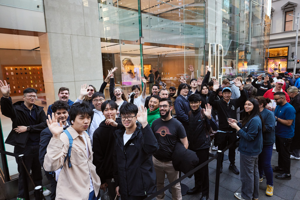 澳洲 Apple Sydney 零售店內，一大群興奮顧客在店外排隊。