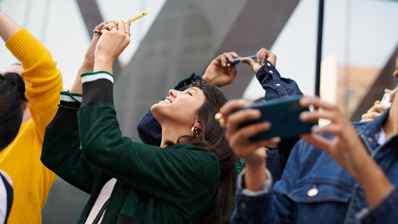 iPhone XR ile foto?raf ?eken mü?teriler.