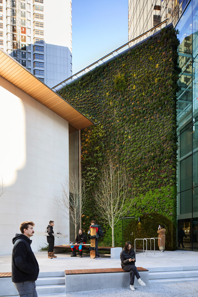 Hình ?nh b?c t??ng th?c v?t trong Apple Pacific Centre m?i t?i Vancouver, Canada.