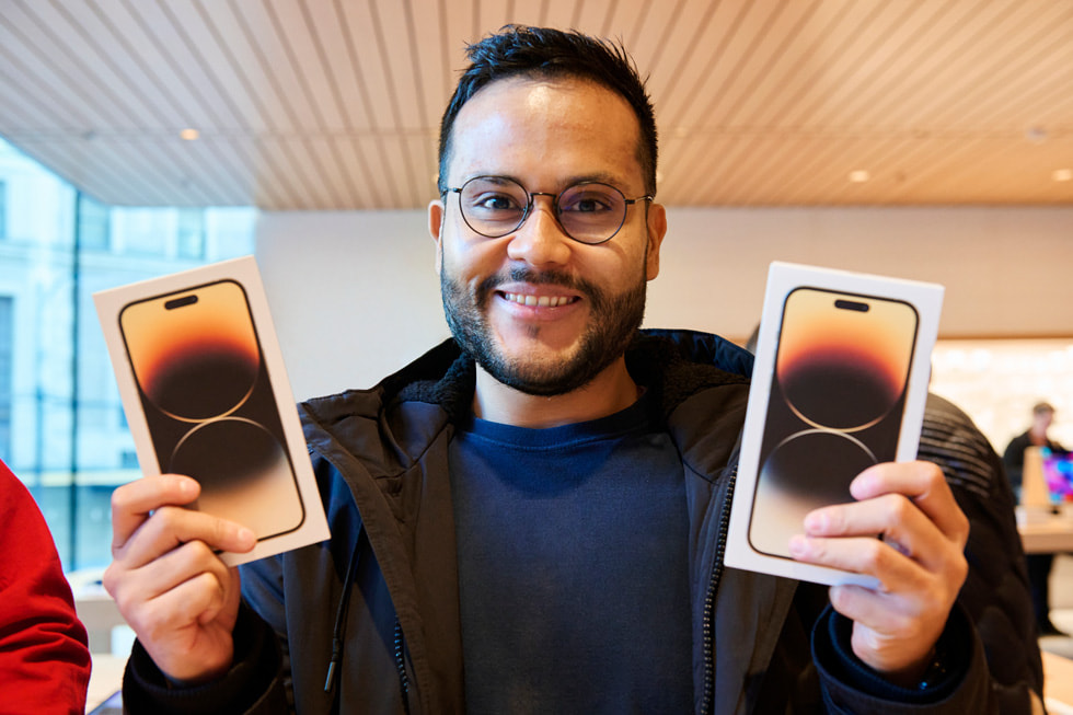 A Khách hàng khoe iPhone 14 Pro Max ?? mua t?i Apple Pacific Centre m?i t?i Vancouver, Canada. shows off their new iPhone 14 Pro Max purchases at the new Apple Pacific Centre in Vancouver, Canada.
