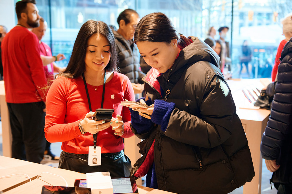Khách hàng khoe nh?ng s?n ph?m h? ?? mua t?i Apple Pacific Centre m?i t?i Vancouver, Canada.