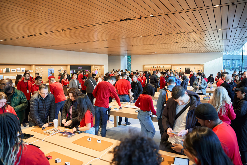 Bên trong Apple Pacific Centre m?i t?i Vancouver, Canada.