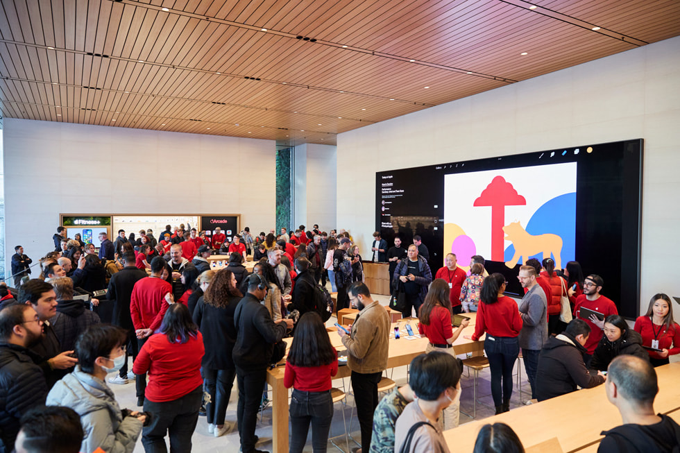 Hình ?nh ng??i h??ng d?n bu?i h?c ??ng g?n Forum trong Apple Pacific Centre m?i t?i Vancouver, Canada.