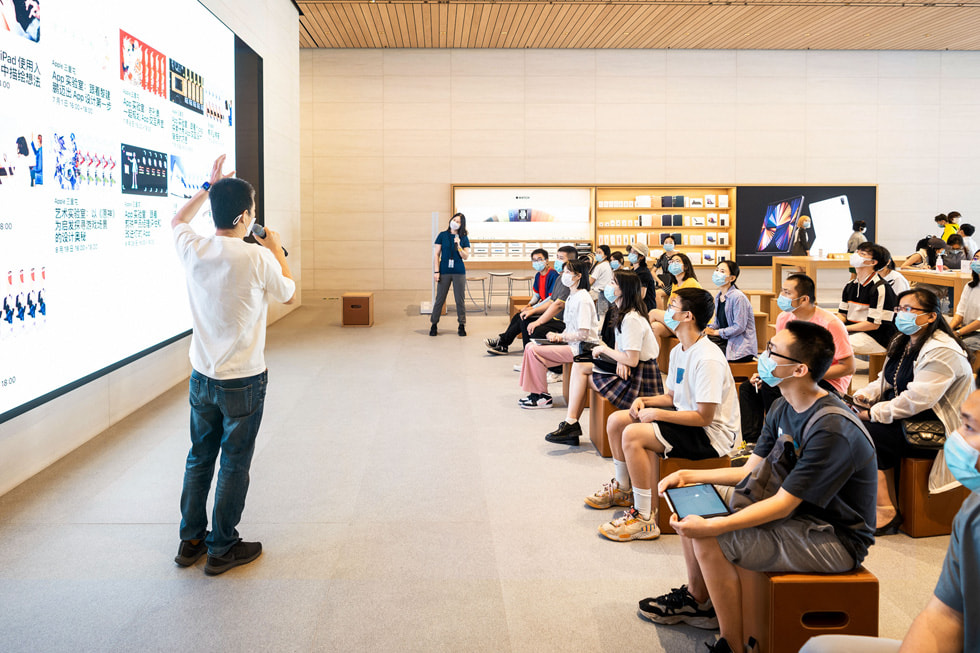 Pekin’de ger?ekle?en bir Today at Apple Creative Studios etkinli?inde ??renciler ve mentorlar bir arada g?steriliyor.