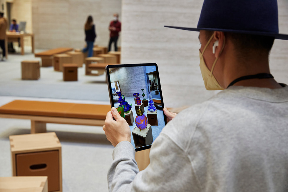Apple Ba?dat Caddesi team member with iPad.