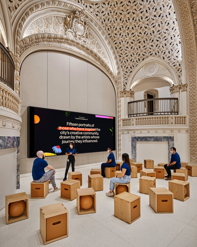 Apple Tower Theatre’da, tümüyle restore edilmi? kemerin alt?nda bulunan Forum ve ?zel tasar?m video duvar?.