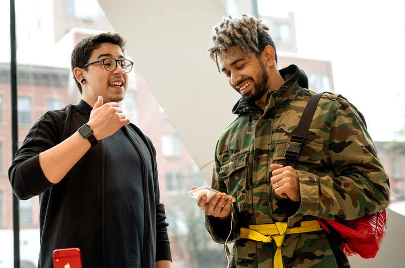 ??? ?? ???? Apple Downtown Brooklyn ????? ????? iPhone XR ?? ??? ???????.