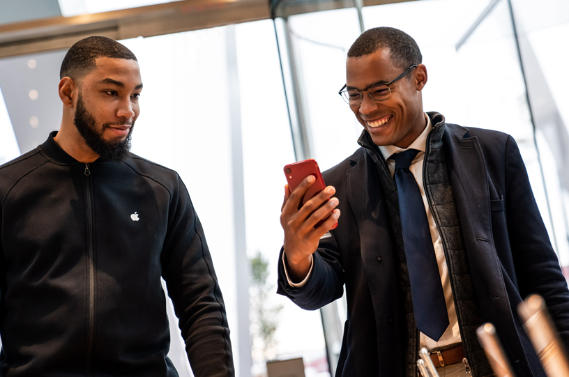 ??? ?? ???? Apple Downtown Brooklyn ???? ???????? ????? ????? ????? PRODUCT(RED) ?? iPhone XR.