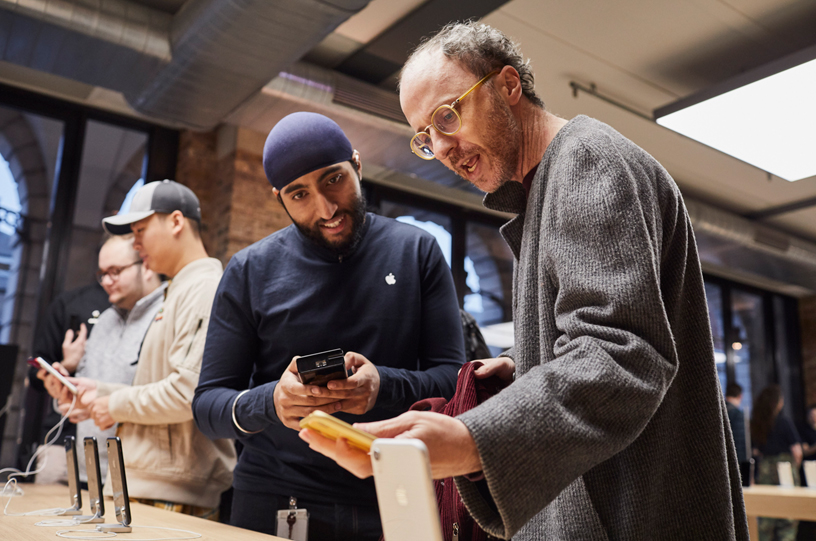 ??? ?? ???? Apple Covent Garden ????? ????? iPhone XR ?? ??? ???????.