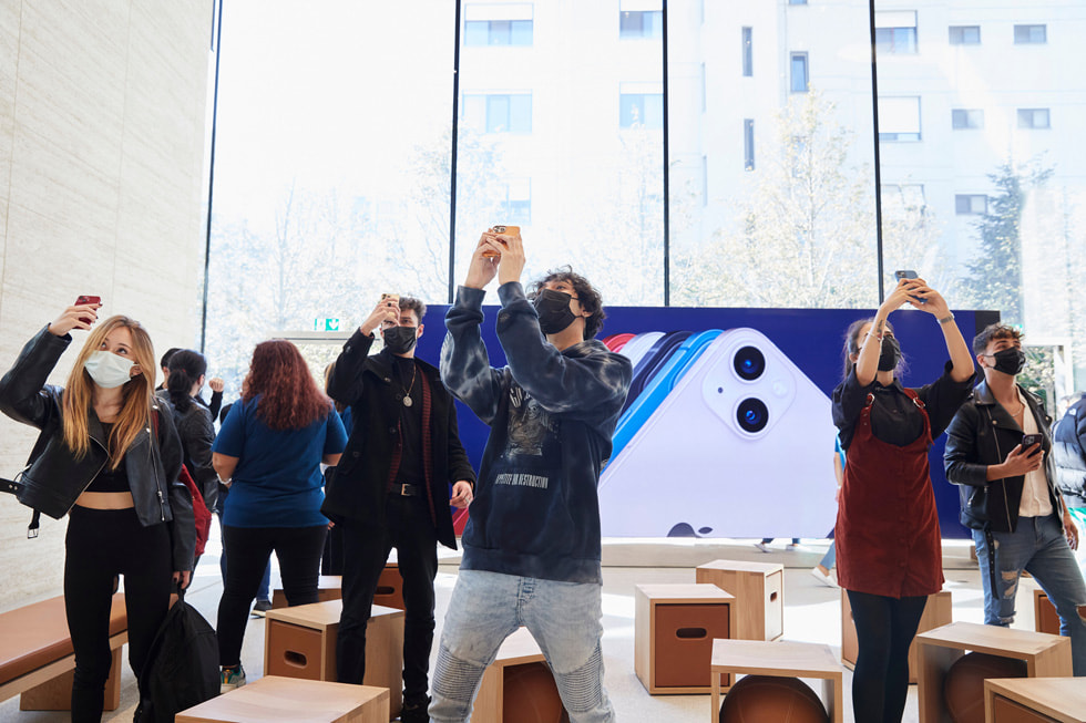 Mü?teriler ?stanbul’un en cazip konumlar?ndan birinde yerini alan yeni Apple Store’un foto?raf?n? ?ekiyor.