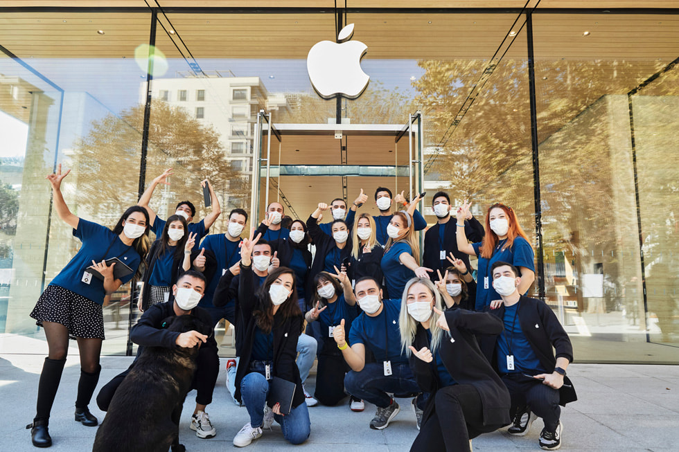 Apple Ba?dat Caddesi ekip üyeleri g?rülüyor.