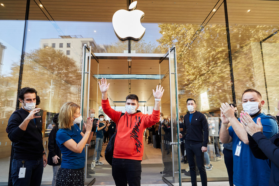 Mü?teriler ve ekip üyeleri Apple Ba?dat Caddesi’nin ?nünde, kap?da g?rülüyor.