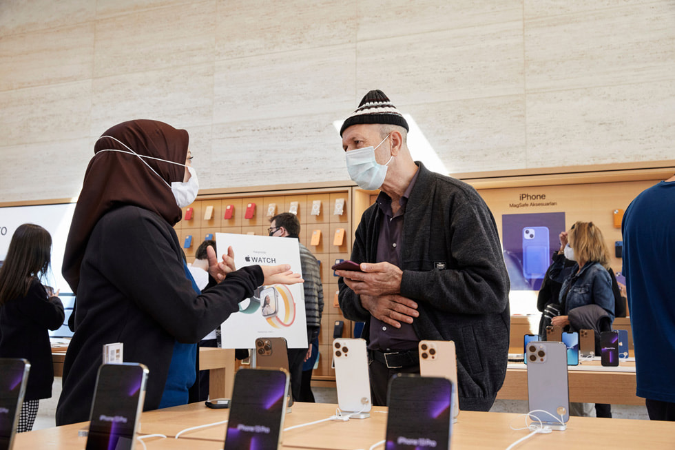 Mü?teriler Apple Ba?dat Caddesi’nde ürünleri inceliyor.