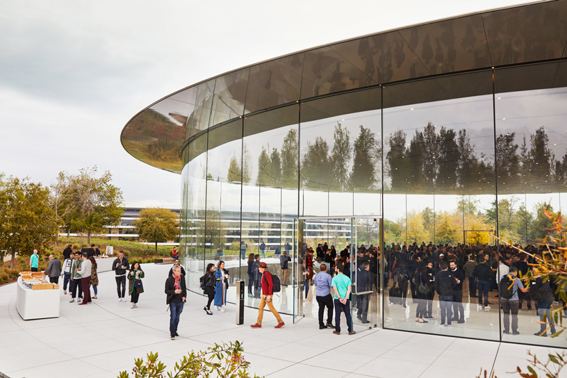 ?????? ????? ??? ???? Steve Jobs Theater ?? Apple Park.