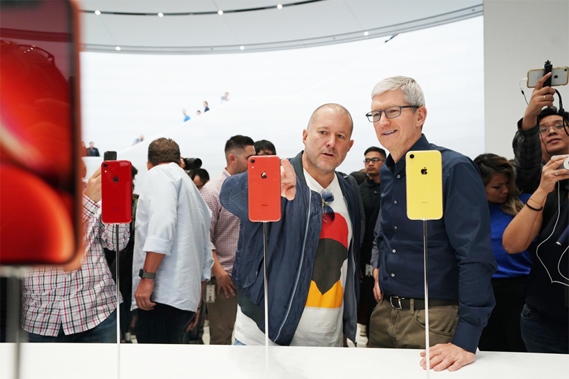 Jony Ive ve Tim Cook, iPhone XR’? inceliyor.