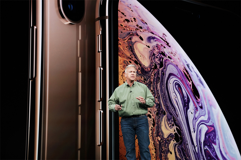 Sahnede iPhone Xs ekran?n?n ?nünde duran Phil Schiller.