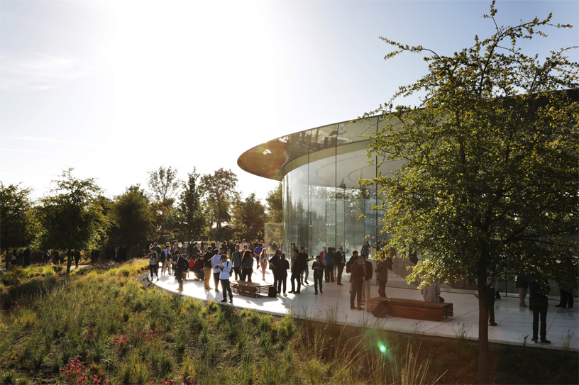 Apple Park’taki Steve Jobs Theater’?n d???ndaki konuklar.