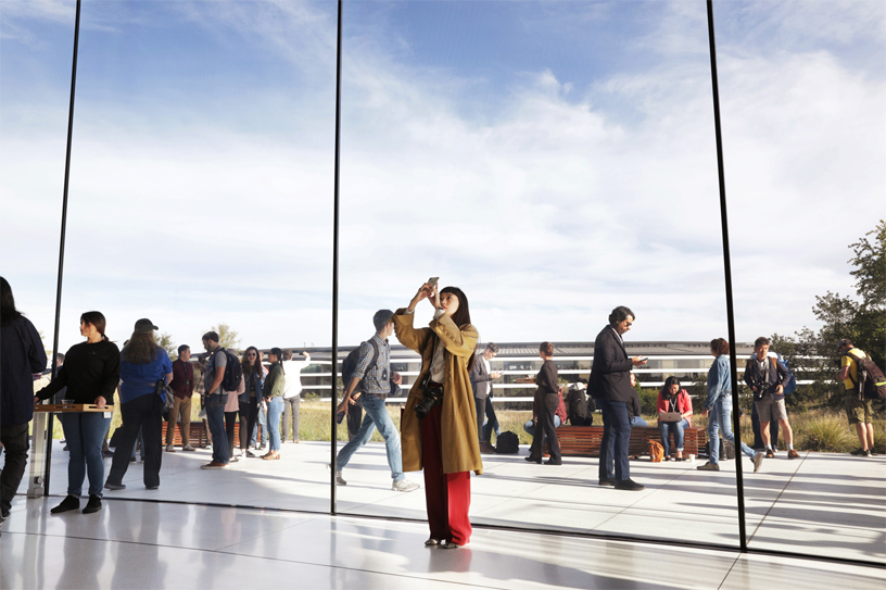 Apple Park’ta bulunan Steve Jobs Theater’daki konuklar.