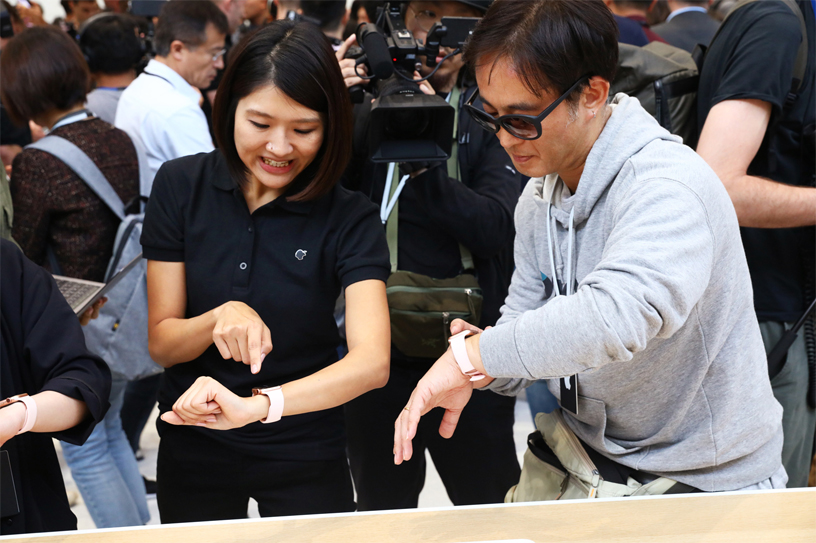 Apple Watch Series 4’ü deneyen konuklar.