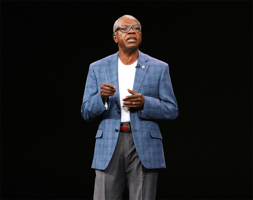 Dr. Ivor J. Benjamin sahnede yeni Apple Watch Series 4’ün sa?l?kla ilgili avantajlar? hakk?nda konu?uyor.