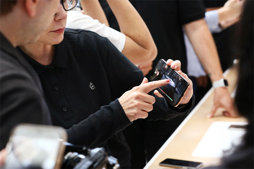 iPhone Xs’i elinde tutan konuklar.