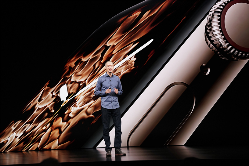 Jeff Williams sahnede yeni Apple Watch Series 4’ü tan?t?yor. 