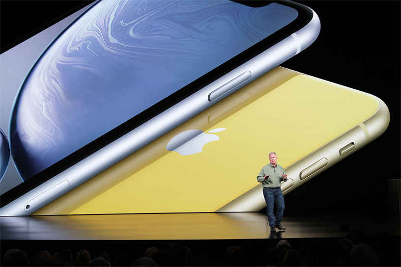 Sahnede iPhone XR g?rüntüsünün ?nünde duran Phil Schiller.
