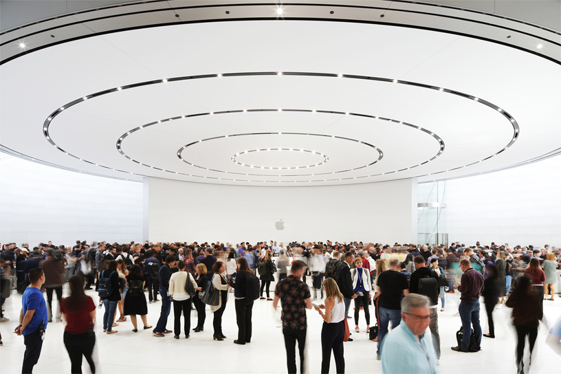 Steve Jobs Theater’daki uygulama alan?nda bulunan konuklar.