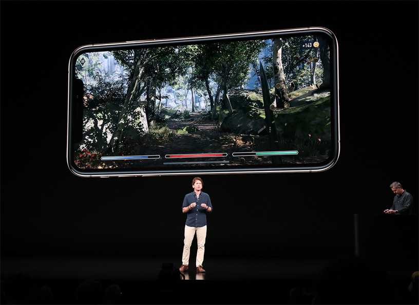 Todd Howard sahnede iPhone Xs’te Elder Scrolls: Blades oyununu g?steriyor.