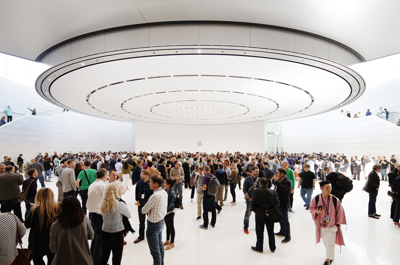 Konuklar Steve Jobs Theater’daki deneme alan?nda.