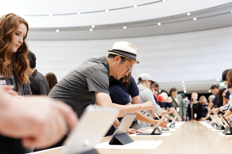 Konuklar Steve Jobs Theater’daki deneme alan?nda.