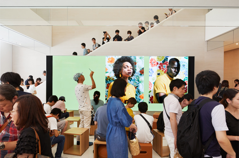 Apple Kyoto’nun i? avlusunda ve merdiveninde duran mü?teriler.