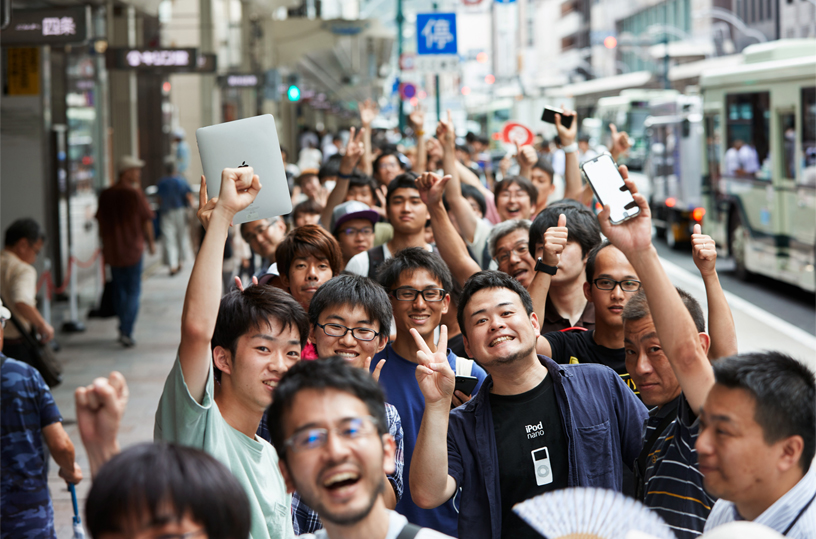 Apple Kyoto mü?terilerinin Shijō Dori caddesi boyunca olu?turdu?u s?ra.