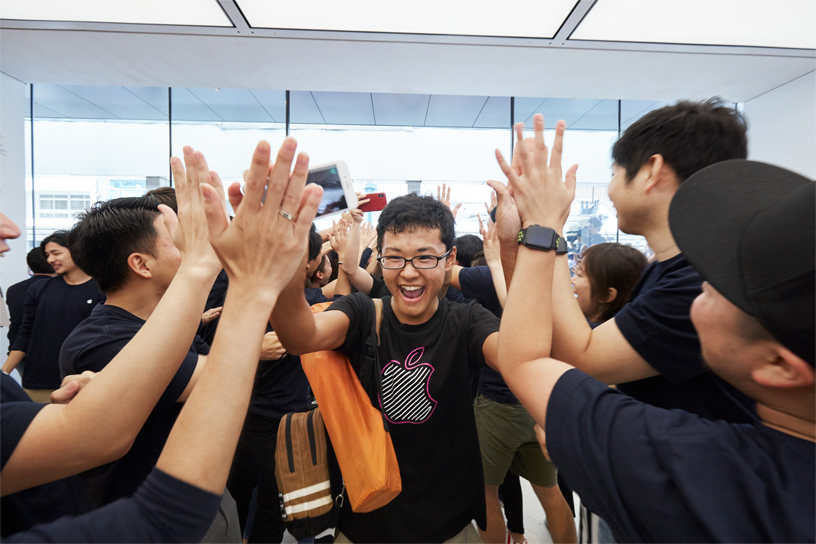 Mü?teriler Apple Kyoto ekip üyeleriyle selamla??yorlar.