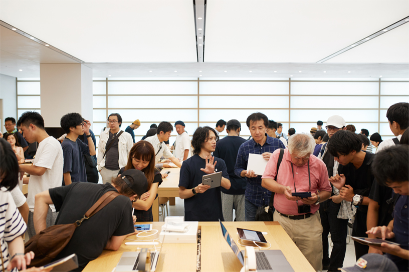 Apple Kyoto’da ?al??anlar?n aras?na kar??an mü?teri kalabal???.